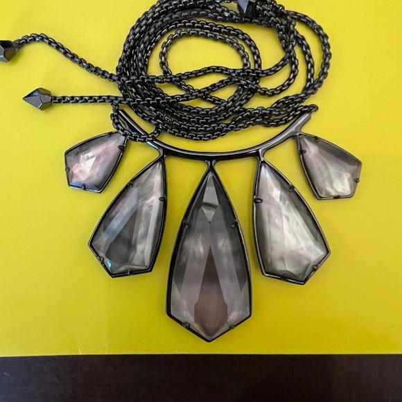 KENDRA SCOTT Rhyan Gunmetal Adjustable Necklace With Black Mother Of Pearl NEW - Picture 3 of 4